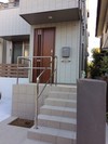 玄関アプローチの階段ステンレス鏡面手すり