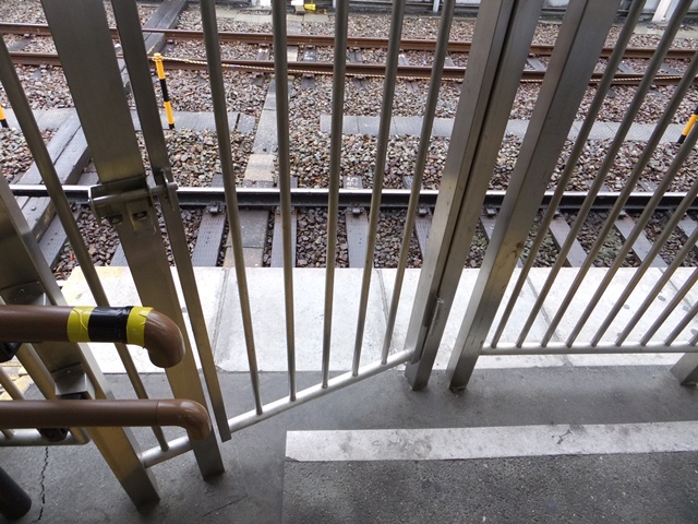 駅ホームの転落防止柵のステンレス格子扉｜お客様の想いを形に
