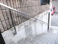 玄関アプローチへ続く階段へ設置したｽﾃﾝﾚｽの壁付持出し手すり
