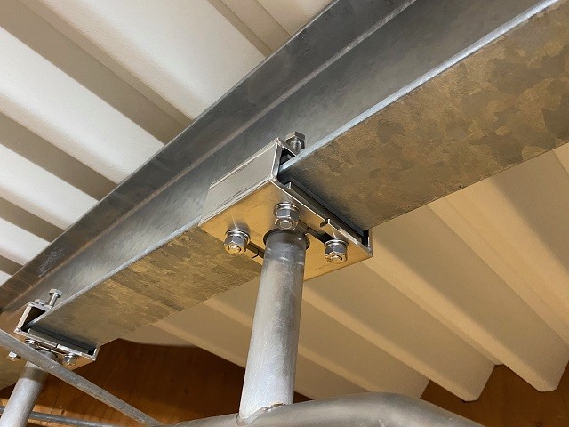既存H鋼に取付のワイドチンニングタイプのオーダー懸垂バー