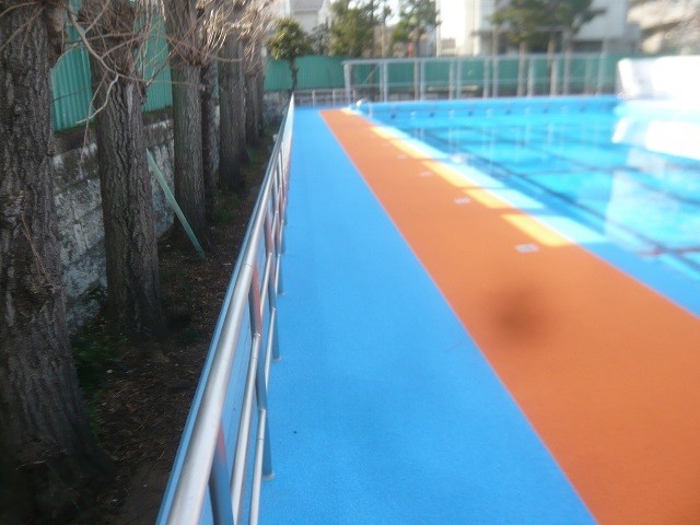 中学校プールのステンレス製タオル掛け兼手摺フェンス