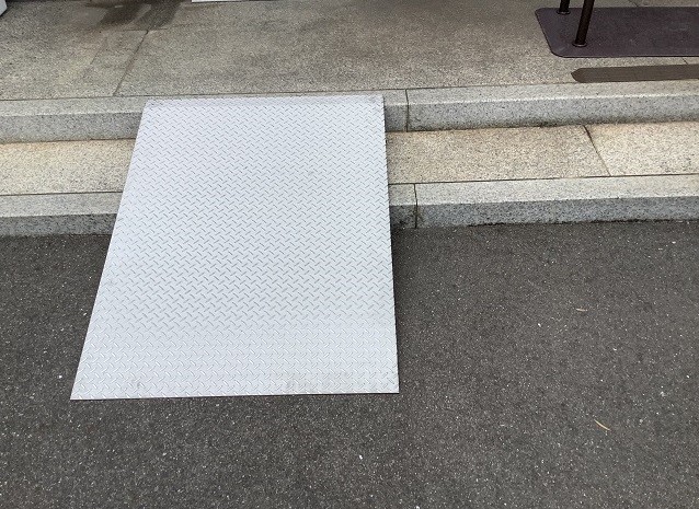 石階段のステンレス段差解消スロープ①